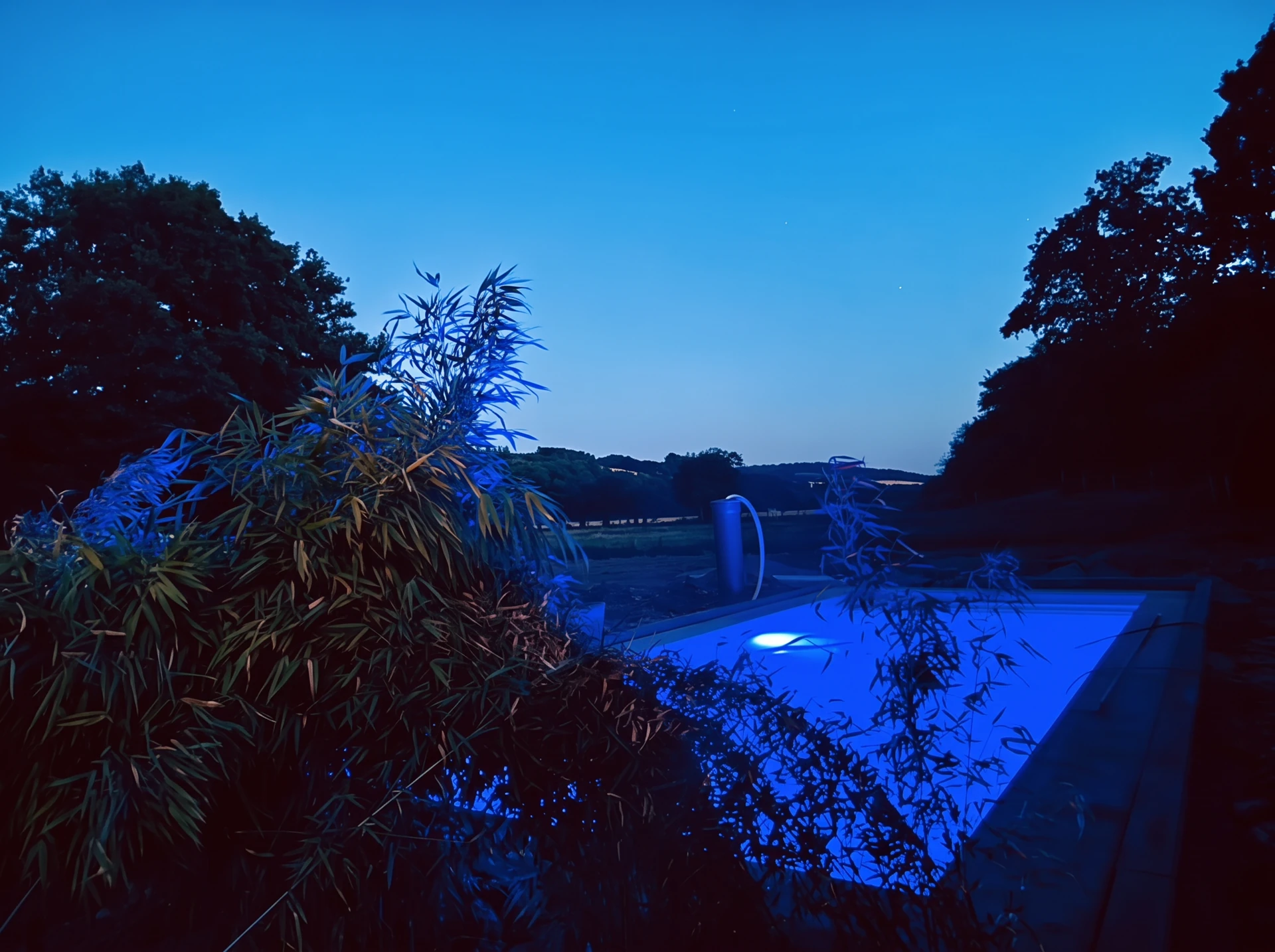 Verlicht zwembad in de avond